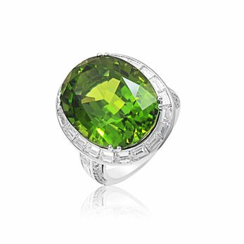 Essentially Colour peridot ring with baguette- and round-cut diamonds in platinum 