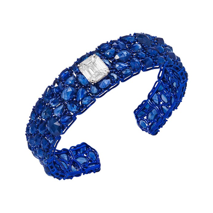 Deep Passion bracelet with a fancy-cut 1.17ct diamond, 32 oval-cut sapphires of 15.87 carats, 63 pear-shaped sapphires of 19.69 carats and 23 brilliant-cut sapphires of 1.15 carats 