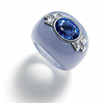 Vintage Pierre Noyée ring in carved chalcedony with an oval-shaped sapphire and diamonds 
