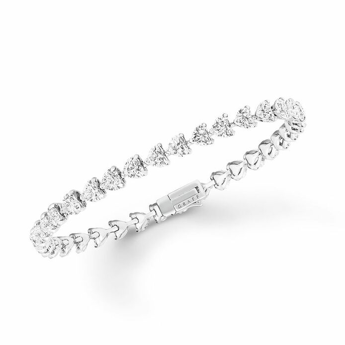 Heart shape diamond bracelet featuring a total weight of 11.00 carats