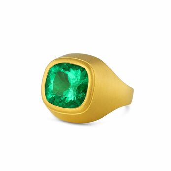 Medici signet ring with a Muzo Colombian emerald 