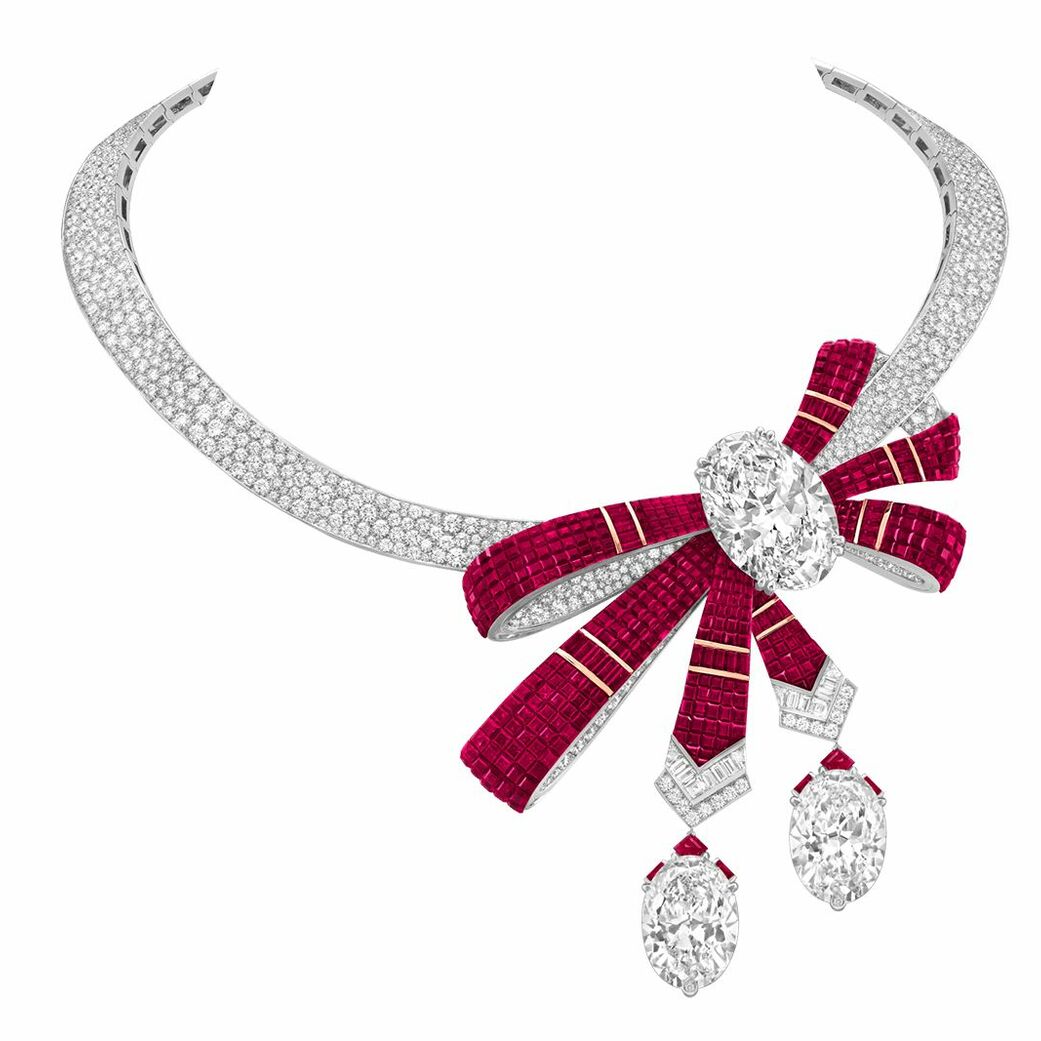 Volutes Mystérieuses High Jewellery necklace from the Legend of Diamonds Chapter I High Jewellery collection in white gold, rose gold, one DFL Type 2A oval diamonds and rubies
