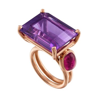 Gold ring featuring a 25-ct amethyst