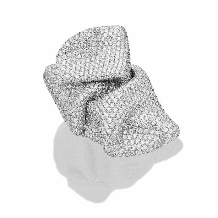 Drapes collection ring in white gold and diamond