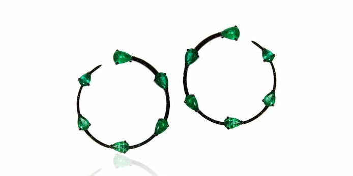 Solar Black Diamond Emerald earrings in black rhodium-plated gold, emerald and black diamond 