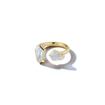 Ring in gold and custom cut diamonds