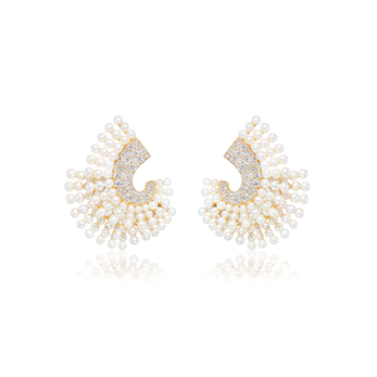 Confetti Plume Pearl and Diamond earrings in gold, pearl and diamond