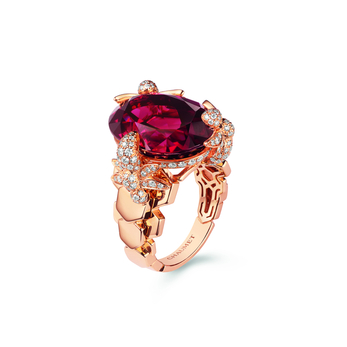 Alveole ring with an oval-cut rhodolite garnet, diamonds in rose gold