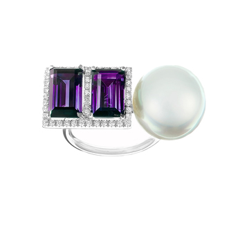 Nadine Aysoy 'Elle et Lui' ring in white 18K gold with 2 baguette-cut amethyst 5.35ct., 1 white south sea pearl 14.5mm, 46 round-cut diamonds 0.35ct.