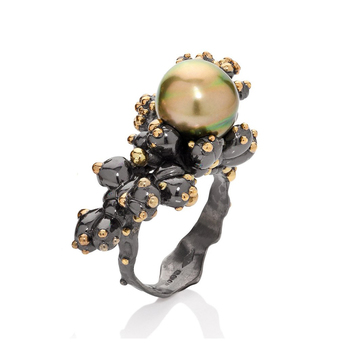 'Precious Coral' ring with bi-colour Pistachio Tahitian pearl in black and green rhodium