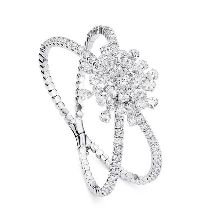Fine jewellery bracelet with pear cut and brilliant cut diamonds totalling 7.5ct in 18k white gold