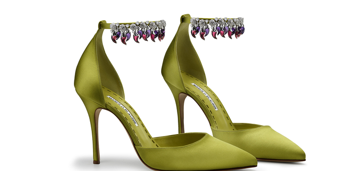 Атласные туфли с пряжками из 18k белого золота, рубеллитов и аметистов в форме 'chilli pepper', бриллиантов общим весом 11.41ct