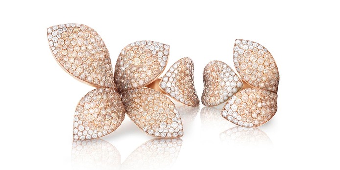 'Giardini Segreti ' rings with colourless and cognac diamonds in 18k rose gold