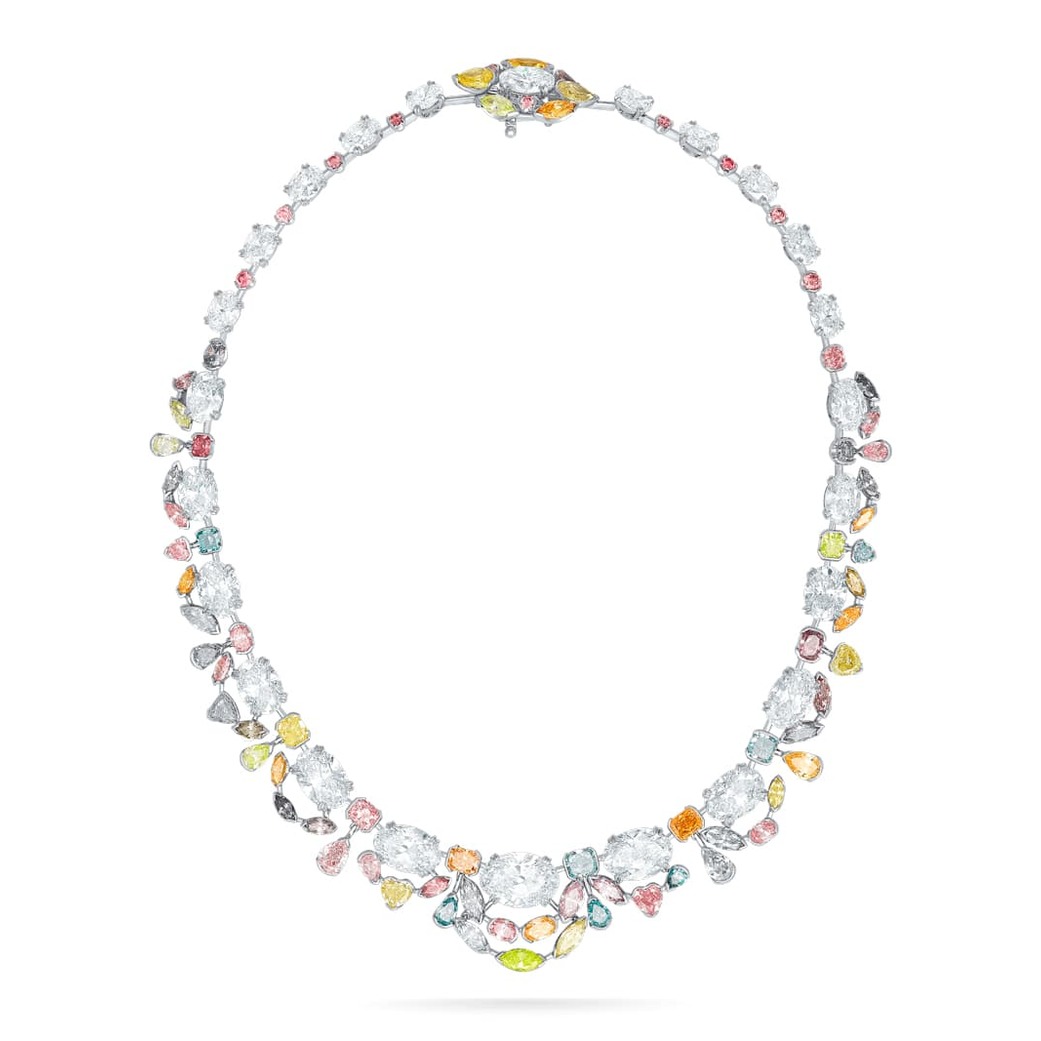 Necklace with 26.32ct coloured and 47.68ct colourless diamonds in platinum