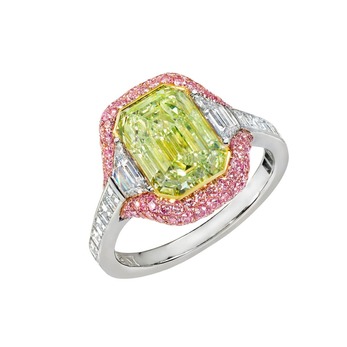 Ring with 3.42ct fancy-yellow-green diamond, colourless trapezoid diamonds, channel-set carré diamonds and vivid-pink diamonds in platinum and 18k rose gold