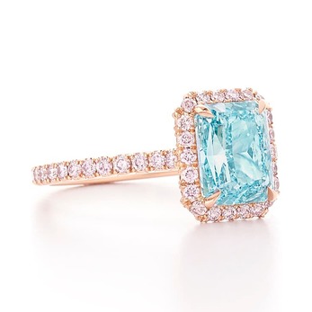 Ring with radiant cut bluish green diamond and pink diamonds in 18k rose gold