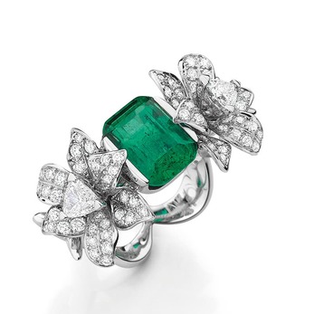  'Lily’ ring from the ‘Médicis’ collection with 2.82ct emerald and diamonds in 18k white gold