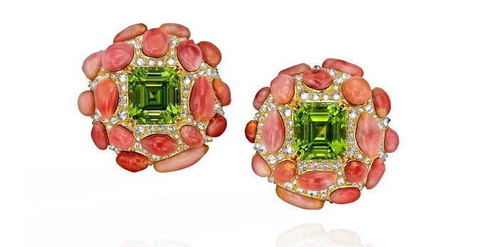 Earrings with peridot, conch pearls and diamonds in 18k yellow gold